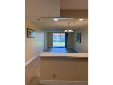 Beautiful 2-bedroom, 2-bathroom condo located in a secure, gated - photo 2