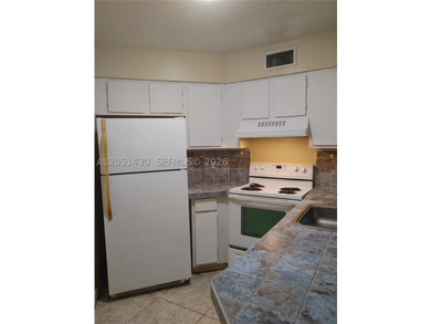 COMFORTABLE CONDO UNIT AT LAKE POINTE OAKLAND PARK - photo 3