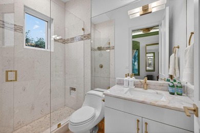 Rare opportunity to own a stunning & renovated SINGLE-LEVEL - photo 20