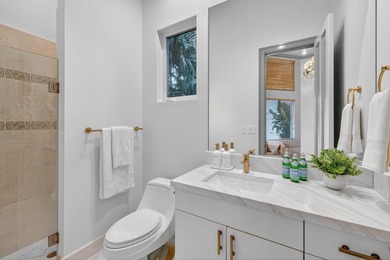Rare opportunity to own a stunning & renovated SINGLE-LEVEL - photo 22