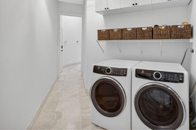 Rare opportunity to own a stunning & renovated SINGLE-LEVEL - photo 25