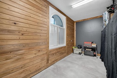 Rare opportunity to own a stunning & renovated SINGLE-LEVEL - photo 27