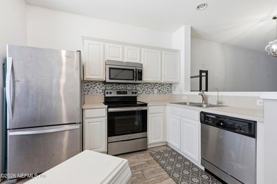 Enjoy comfortable, low-maintenance living in the desirable - photo 3