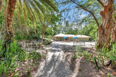 Rare opportunity to own a stunning & renovated SINGLE-LEVEL - photo 37