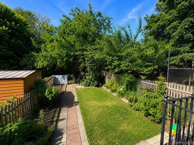 Welcome to this charming, beautifully renovated three-bedroom - photo 16