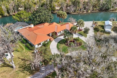 LOCATION LOCATION! A Spacious Waterfront 4 bedroom, 2 bathroom - photo 4