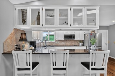 Luxury lakefront living on beautiful Loch Lomond. Nearly 4,000 - photo 12