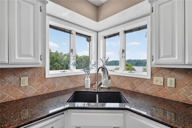 Luxury lakefront living on beautiful Loch Lomond. Nearly 4,000 - photo 14