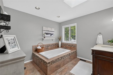 Luxury lakefront living on beautiful Loch Lomond. Nearly 4,000 - photo 21
