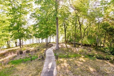 Charming lake cottage with deep water access (approximately 30 - photo 32