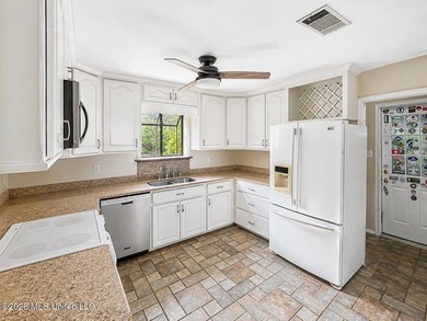 Tucked away in the highly sought-after Stark Bayou community - photo 2