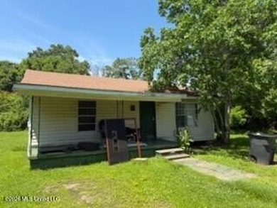 This 3-bedroom, 1-bath property in Pascagoula presents a prime - photo 1