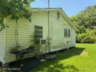 This 3-bedroom, 1-bath property in Pascagoula presents a prime - photo 3