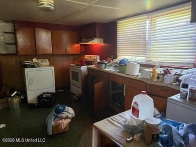 This 3-bedroom, 1-bath property in Pascagoula presents a prime - photo 9