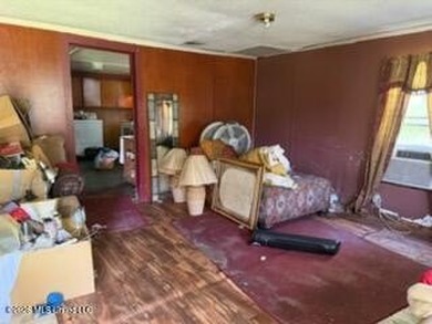 This 3-bedroom, 1-bath property in Pascagoula presents a prime - photo 10
