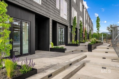 Lake Townhome/Townhouse Sale Pending in Garden City, Idaho
