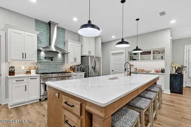 Stunner alert! Welcome to your dream home on the highly - photo 12