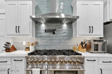 Stunner alert! Welcome to your dream home on the highly - photo 13