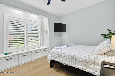 Stunner alert! Welcome to your dream home on the highly - photo 23