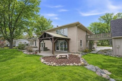 Experience magnificent lakefront living with 125* of waterfront - photo 31