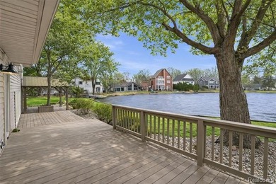 Experience magnificent lakefront living with 125* of waterfront - photo 32