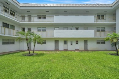 55+ Building. Fully renovated 1st floor, 1BR/1.5BA with den unit - photo 2