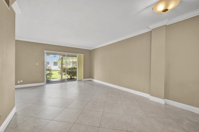 55+ Building. Fully renovated 1st floor, 1BR/1.5BA with den unit - photo 4