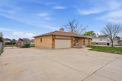 Welcome to picturesque Highland, Utah! This stunning rambler - photo 3