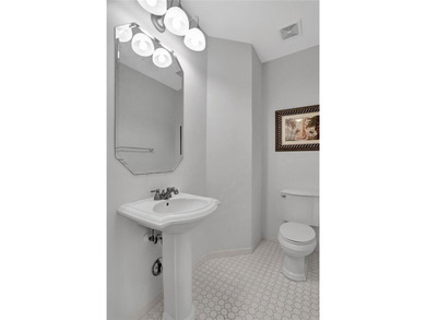 Bright and spacious 2BD + den, 2.5BA townhome in Fort - photo 6