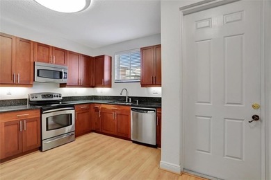 Bright and spacious 2BD + den, 2.5BA townhome in Fort - photo 7