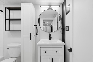 Beautifully renovated second-floor condo in the desirable - photo 24