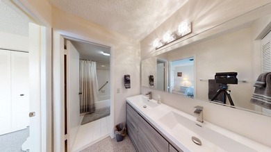Beautiful Lake views. Nicely appointed rare 3 full Bathrooms, 2 - photo 25