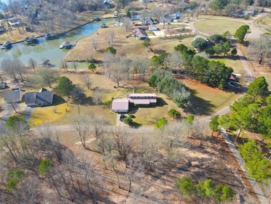 Welcome to tranquil waterfront living in the highly sought-after - photo 4