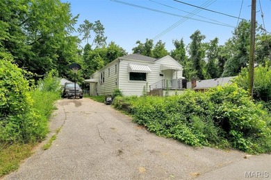 (private lake, pond, creek) Home Sale Pending in Saint Louis Missouri