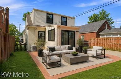 Welcome home to this stunning, completely updated all-brick - photo 2