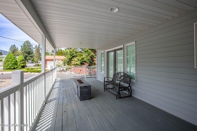 Timeless waterfront retreat with soaring cathedral ceilings, an - photo 23