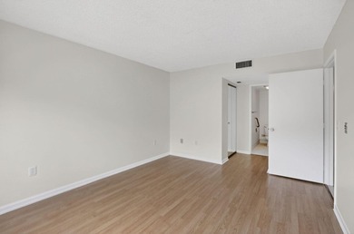 Beautiful and renovated 2 bed/2 bath in this 55+ active senior - photo 24