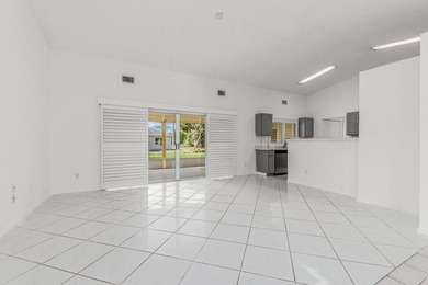 BRAND NEW METAL ROOF 2022! Spacious, well-maintained 3-bedroom - photo 4