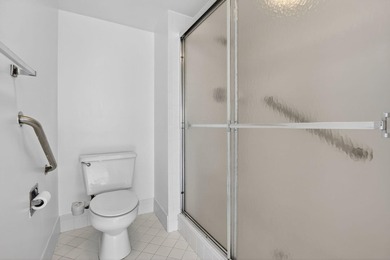 Beautiful and renovated 2 bed/2 bath in this 55+ active senior - photo 26