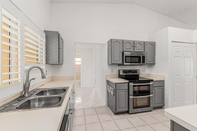BRAND NEW METAL ROOF 2022! Spacious, well-maintained 3-bedroom - photo 6