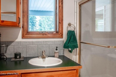 Timeless waterfront retreat with soaring cathedral ceilings, an - photo 27