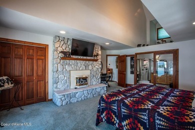 Timeless waterfront retreat with soaring cathedral ceilings, an - photo 32
