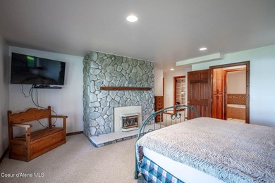 Timeless waterfront retreat with soaring cathedral ceilings, an - photo 43