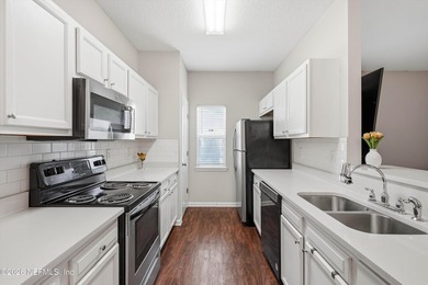 Welcome to this move-in-ready 3-bedroom, 3-bathroom - photo 7