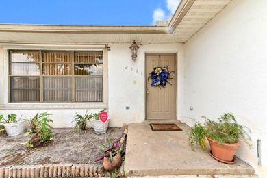 Beautiful 1-story home with 3 bedrooms and 2 bathrooms, perfect - photo 24