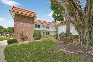 This lovely home has been exquisitely remodeled with a designers - photo 26