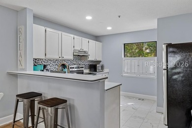 Completely renovated, this 2-bedroom, 2-bath Treetops villa - photo 11