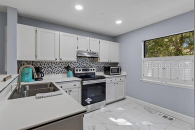 Completely renovated, this 2-bedroom, 2-bath Treetops villa - photo 12
