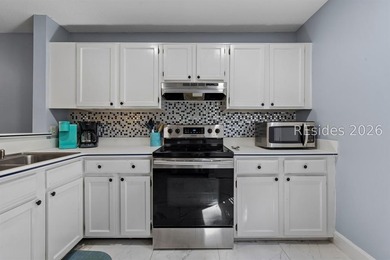 Completely renovated, this 2-bedroom, 2-bath Treetops villa - photo 13