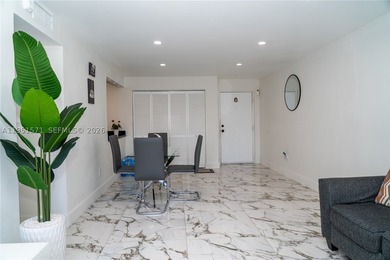 This beautiful 2-bedroom, 2-bathroom condo located in the heart - photo 3
